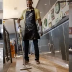 Aspiradora Vertical Karcher 2en1 1000W VCL 2, 9.398-467.0, vista action largo