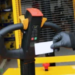 Estibador de Altura Electrico 1500kg 3.5mt Red Lift KAF15-35 Detalle mando