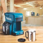 Cafetera Inalambrica 12v18v 0.24lt Makita DCM501Z vista uso 2