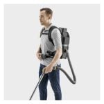 Aspiradora Karcher BVL 5/1 Bp Pack operario con la aspiradora en la espalda